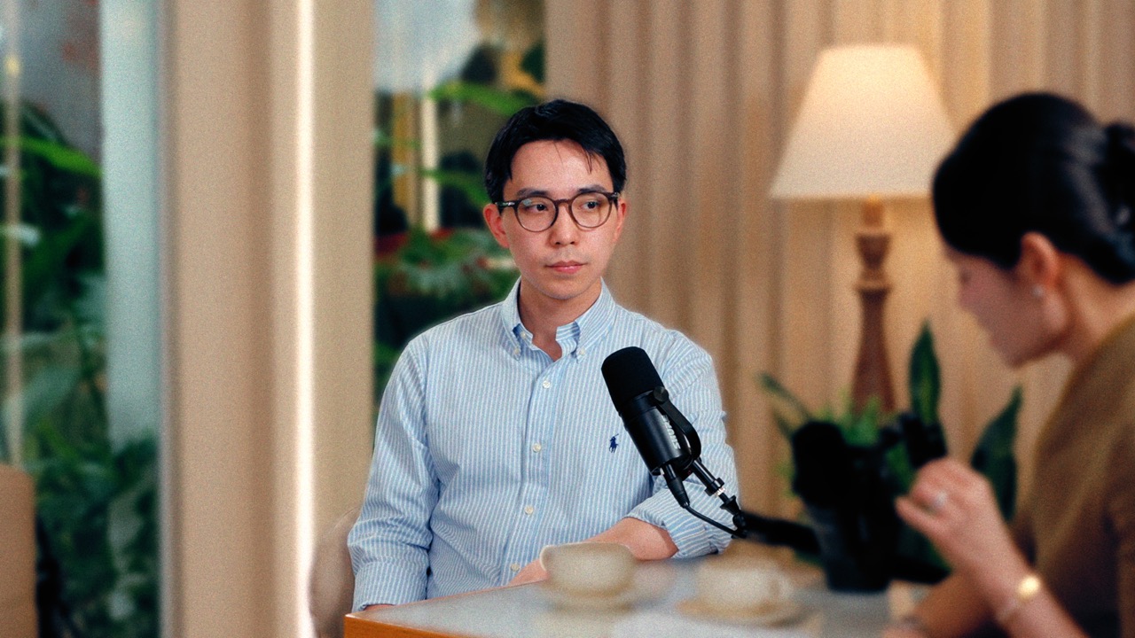 Nam Anh trò chuyện trong một buổi podcast